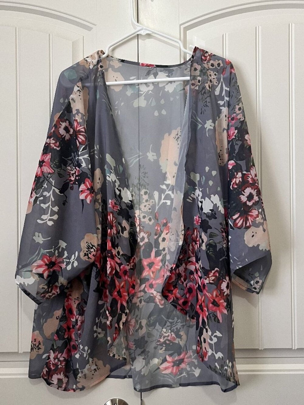 NWOT Plus Size 3XL Gray Floral Sheer Kimono Open Front Cover Up